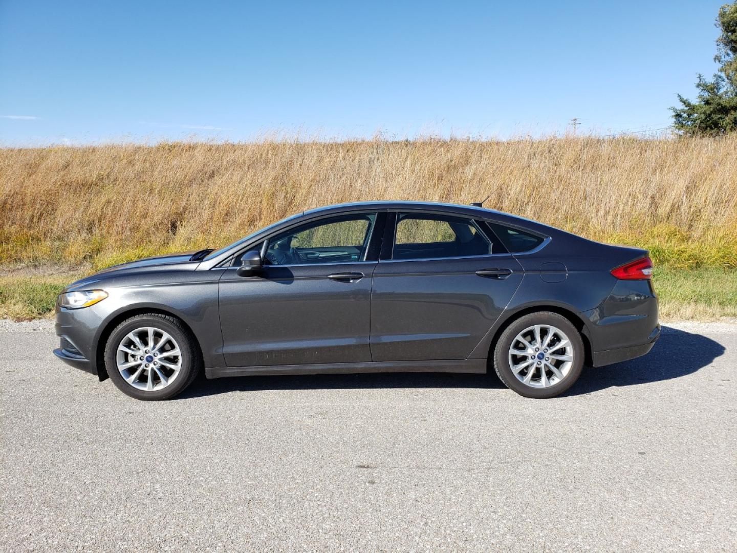 2017 Gray Ford Fusion SE (3FA6P0HD2HR) , located at 205 W Nobes Rd, York, NE, 68467, (402) 362-5933, 40.857784, -97.594452 - This vehicle was previously a part of our rental fleet where it was regularly serviced and detailed. This vehicle does have hail damage. - Photo#1